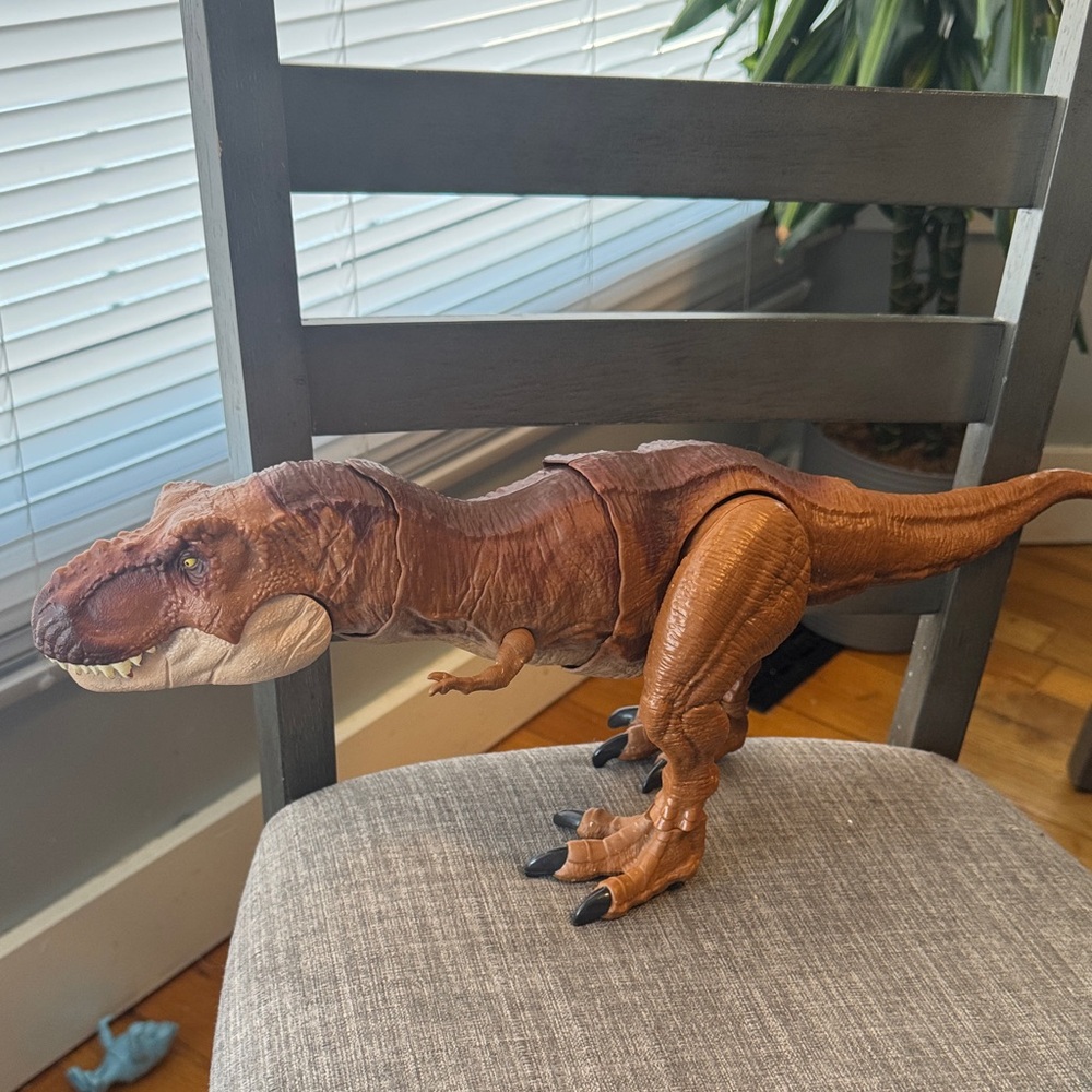 Jurassic World Legacy Collection T-Rex Extreme Chompin’ Tyrannosaurus Dinosaur